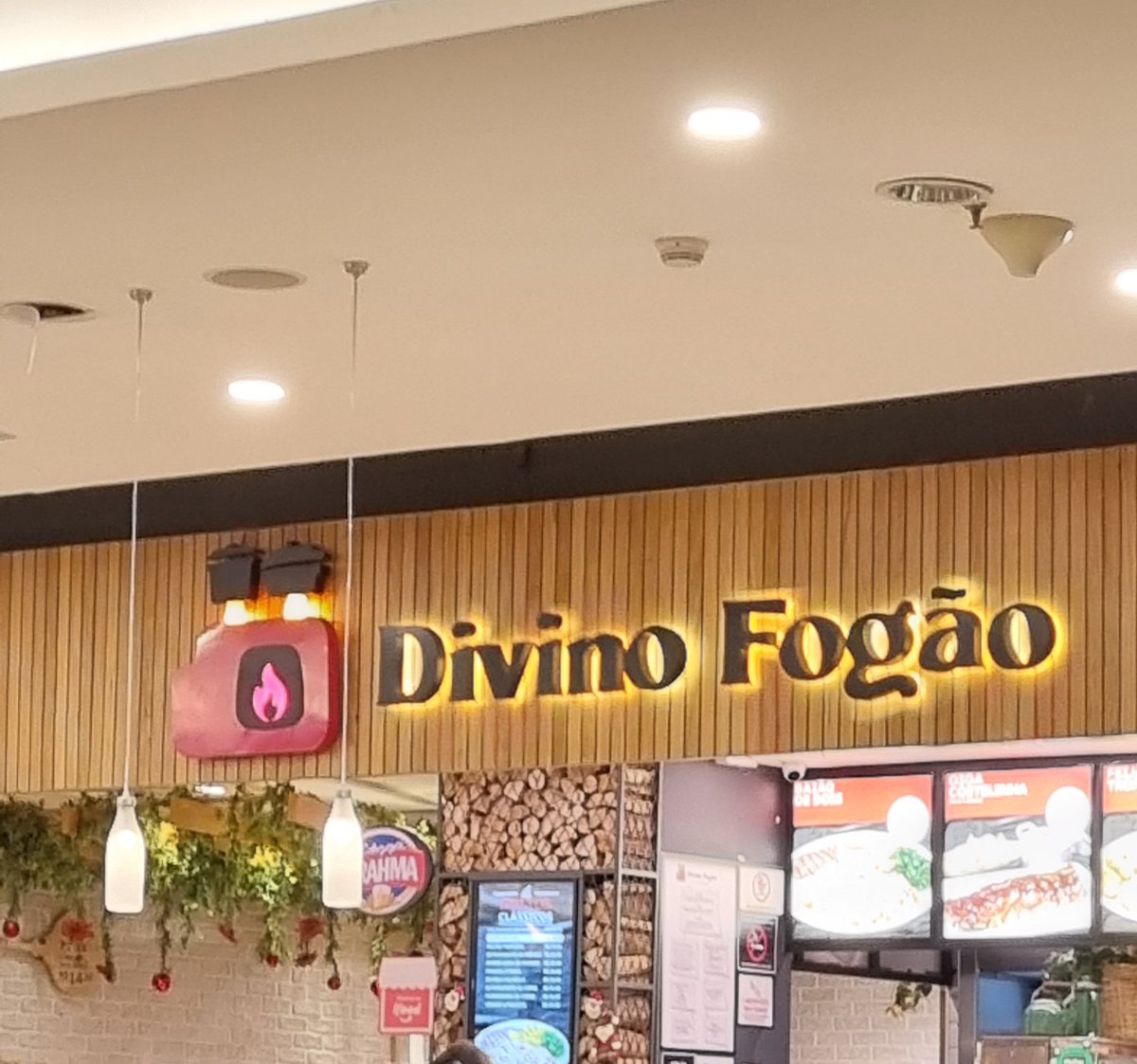 AlexOzai's tweet image. Péssima experiência!!

Hoje, 28/12/2022, fizemos o pedido, 40 minutos depois, o rapaz sai da cozinha para me falar que não tem Salmão!! Tá de brincadeira?

@DivinoFogao @PlazaSulOficial!!

Sério, que falta de consideração!