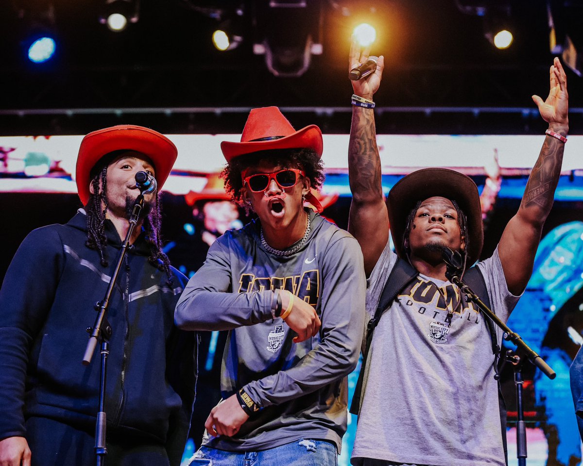 HawkeyeFootball's tweet photo. Boot Scootin’ Boogie 🤠

@MusicCityBowl x #Hawkeyes https://t.co/i5CohBFhht