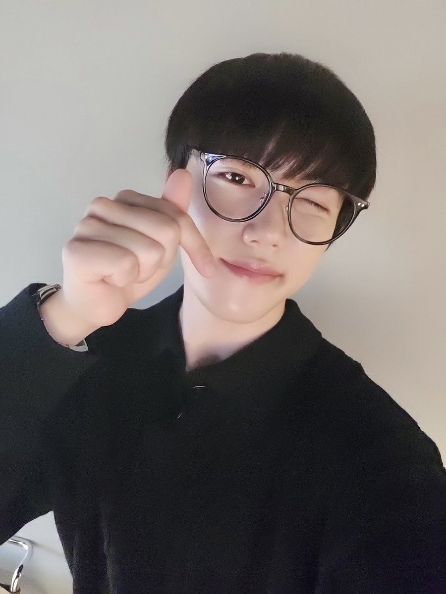 GoldenChild's tweet photo. [💡] #골드니스 여러분!
잠시 후 PM 12:30 네이버 NOW #점심어택
#이장준 이 출연합니다.
짱팀장과 함께하는 2022년 마지막 점택🔥
마지막 점심시간도 재밌게 보내봐요😁🙌

▶ https://t.co/3dwZsjJgxy

#GoldenChild #골든차일드 #GNCD
#장준 #LeeJangJun #JangJun https://t.co/uiycizkcGG