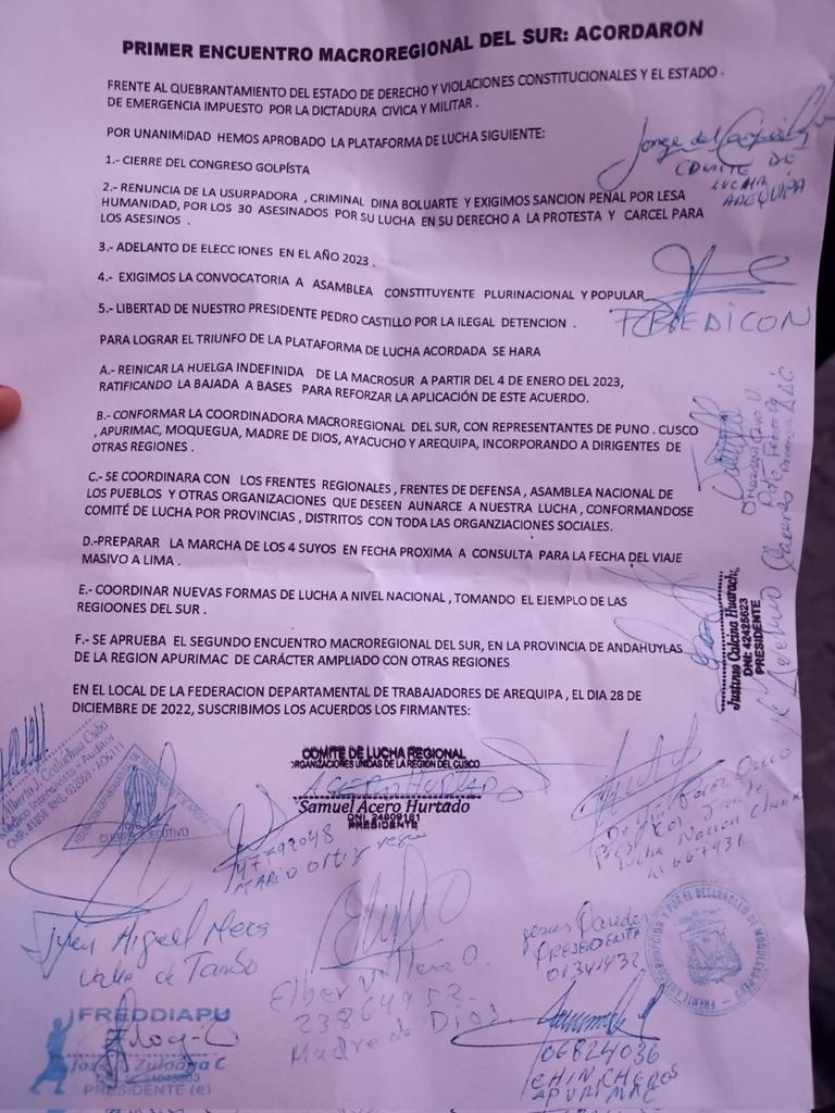 cuscopost's tweet photo. Dirigentes de los principales gremios sociales de la macroregión sur conformada por #Cusco, Puno, Arequipa, Tacna, Apurimac, Moquegua, Madre de Dios y Ayacucho, confirman que retomarán la huelga indefinida en protesta contra el gobierno, a partir del 4 de enero. Aquí el acta  👇 https://t.co/eY2MLm9X7Q