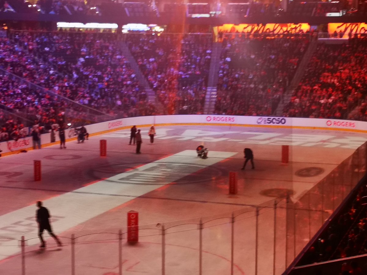 SarahRyanYEG's tweet photo. Ok so the @EdmontonOilers involving their #yegdogs in the #SkillsComp is actually adorable! https://t.co/oO9E8k3XTb