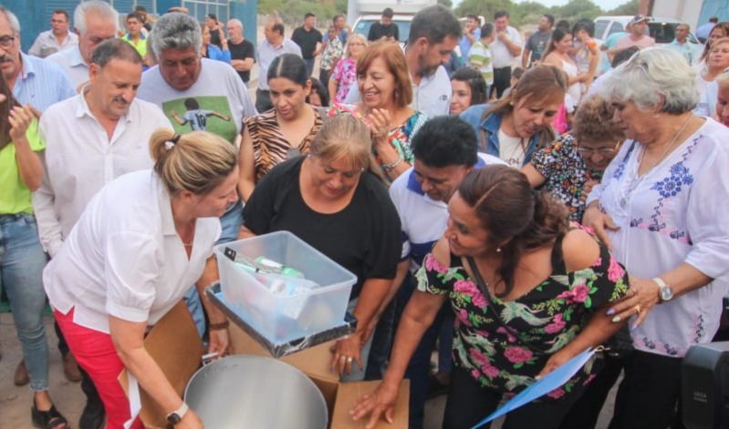 QuintelaRicardo's tweet photo. Entregamos equipamiento de cocina a un comedor comunitario de la delegación de Machigasta, para que continúe con la noble tarea de recibir a quienes más lo necesitan, aportando un gran valor a la comunidad. https://t.co/Eci4Rth8D7