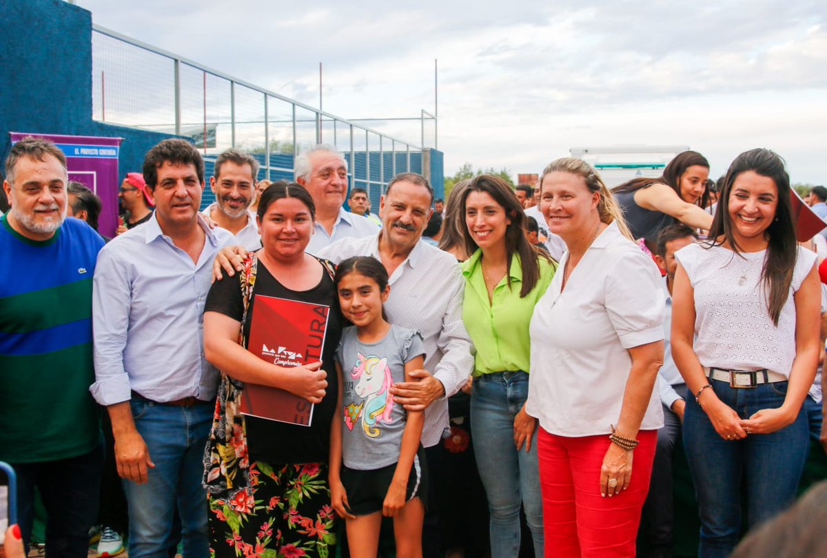 QuintelaRicardo's tweet photo. 60 familias de los barrio Talacan de Aimogasta y de Estación Mazan recibieron las escrituras de sus viviendas, proporcionándoles la seguridad de un hogar donde establecerse y poder crecer y desarrollarse personalmente. https://t.co/8u7xPAYBYv