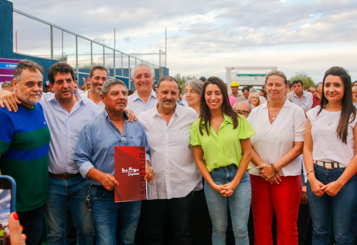 QuintelaRicardo's tweet photo. 60 familias de los barrio Talacan de Aimogasta y de Estación Mazan recibieron las escrituras de sus viviendas, proporcionándoles la seguridad de un hogar donde establecerse y poder crecer y desarrollarse personalmente. https://t.co/8u7xPAYBYv