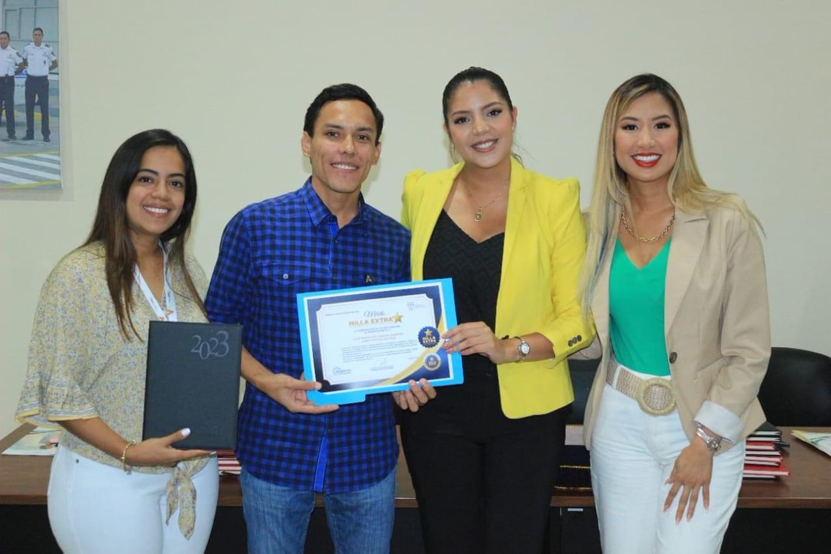 Connie_maily's tweet photo. ¡En la Provincia de Los Ríos trabajamos EN EQUIPO! 💪💚

✨La #MillaExtra de Jefes de la Policía Nacional, Coordinadores Zonales y Directores Distritales fue reconocido, por su trabajo y entrega realizado en todo el año 2022. 

1/2😎 https://t.co/uelQ6gtBtW
