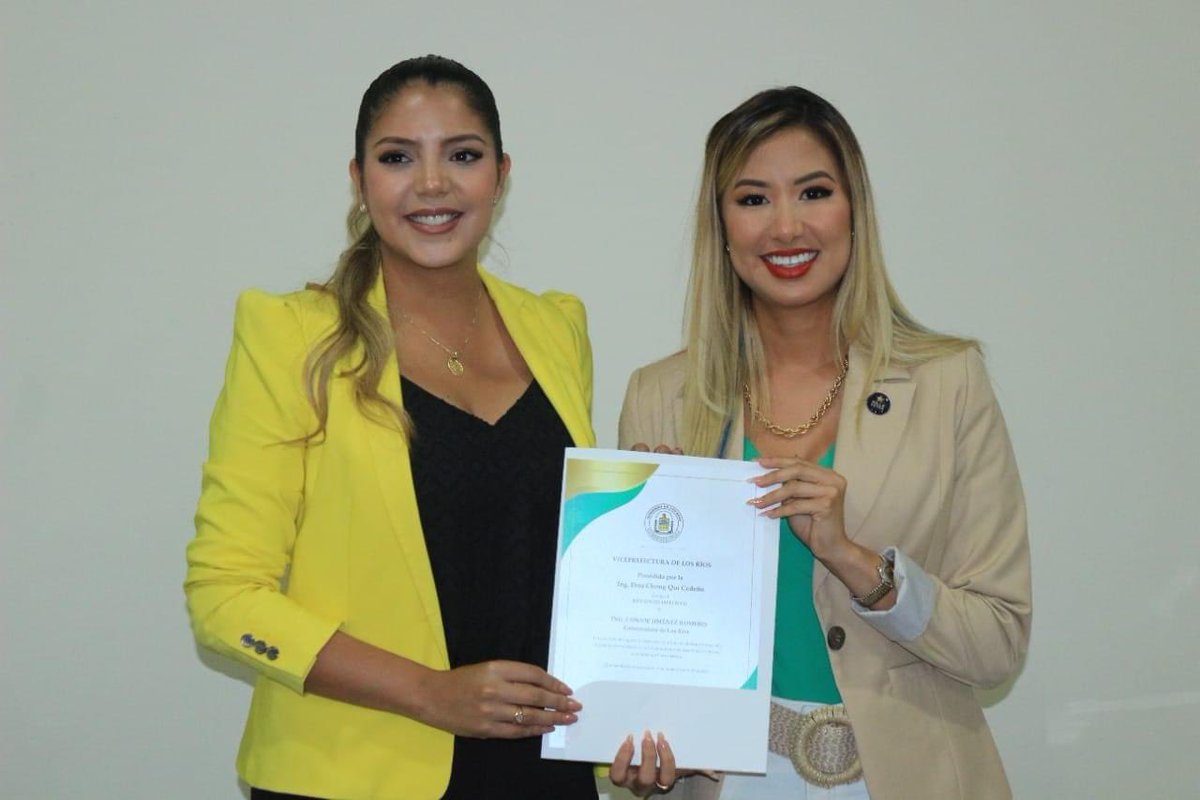 Connie_maily's tweet photo. ¡En la Provincia de Los Ríos trabajamos EN EQUIPO! 💪💚

✨La #MillaExtra de Jefes de la Policía Nacional, Coordinadores Zonales y Directores Distritales fue reconocido, por su trabajo y entrega realizado en todo el año 2022. 

1/2😎 https://t.co/uelQ6gtBtW