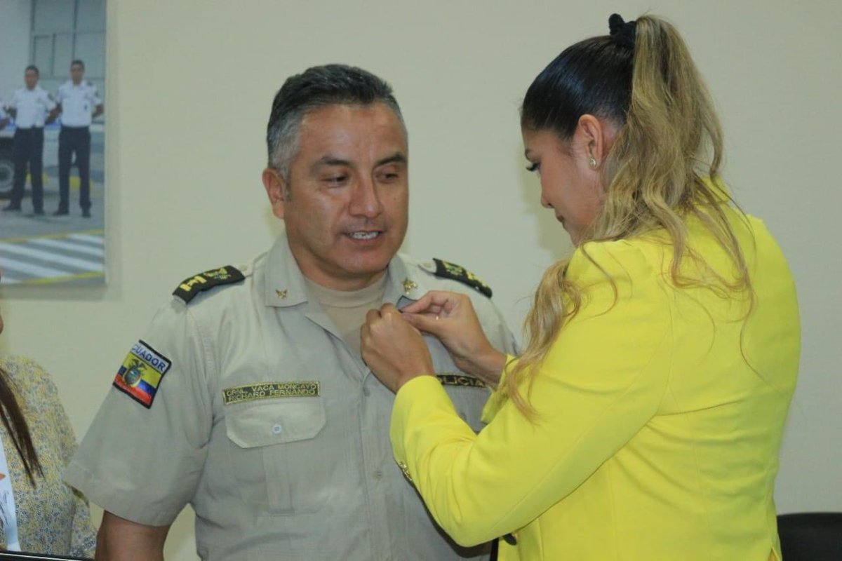 Connie_maily's tweet photo. ¡En la Provincia de Los Ríos trabajamos EN EQUIPO! 💪💚

✨La #MillaExtra de Jefes de la Policía Nacional, Coordinadores Zonales y Directores Distritales fue reconocido, por su trabajo y entrega realizado en todo el año 2022. 

1/2😎 https://t.co/uelQ6gtBtW