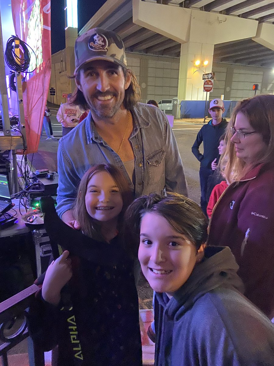Brooke got a stick from the <a href="/OrlandoHockey/">Orlando Solar Bears</a> game &amp; then we strolled over to the free block party and the kids took a pic with <a href="/jakeowen/">Jake Owen</a> 🥹🥰 luckiest kids ever!
