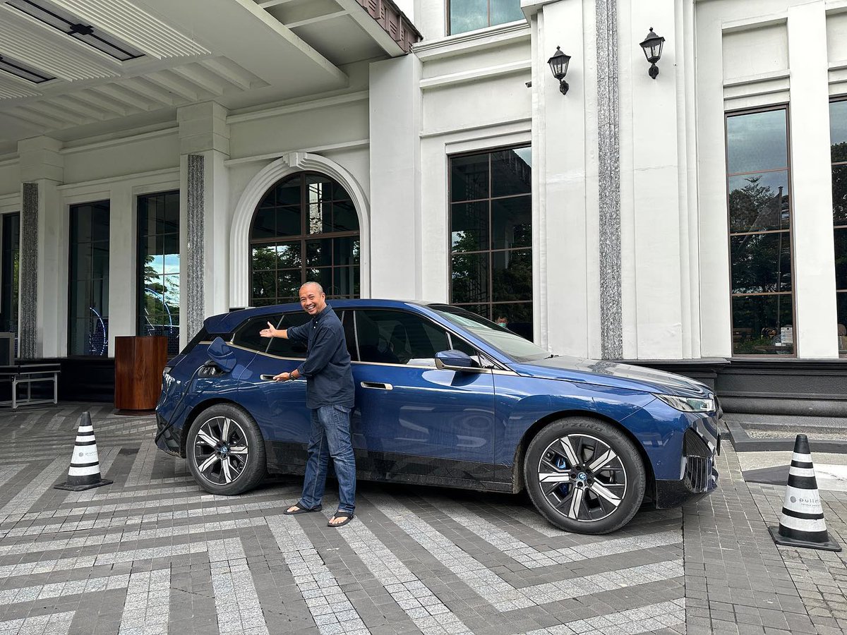 otodriver's tweet photo. #HolidayinStyle kali ini fitra.eri meluncur ke Kota Bandung menggunakan BMW iX Full Electric. Ternyata tidak perlu khawatir karena sudah terdapat beberapa SPKLU (Stasiun Pengisian Kendaraan Listrik Umum) di Bandung. Selain itu Hotel Pullman Grand Central menyediakan Charging St https://t.co/YO362dFPuE
