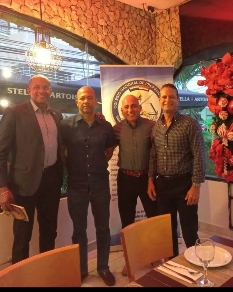 ConapolPMA's tweet photo. Hoy 281222, CONAPOL celebró su cena de fin de año. Se compartieron momentos gratos, amenos y muy especiales con muchos de los agremiados. Esperamos que esta Navidad y el Nuevo Año reine la paz, el amor y la armonía para todos. Saludos y muchas bendiciones. https://t.co/C0y4TDVjvJ