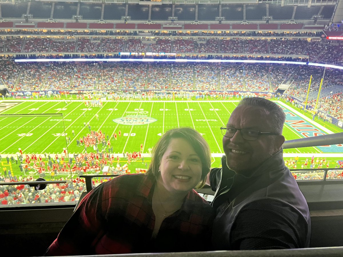 shell98ttu's tweet photo. Wreck Em, Tech🖤❤️ #texasbowl @Wandering_Bexar https://t.co/3aQaRYqK2R