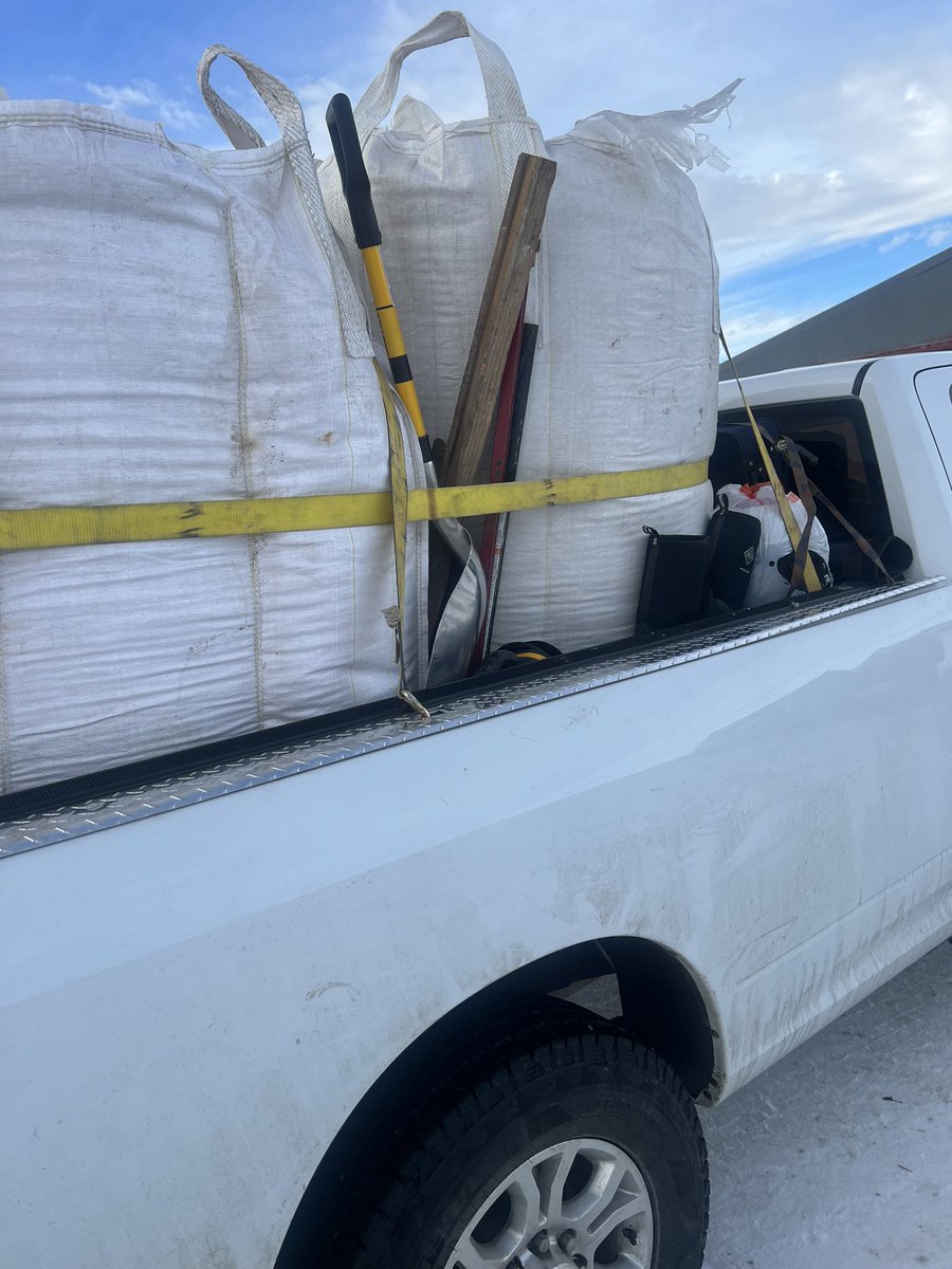 BronecCalvin's tweet photo. My load made home from so dak altogether.  Hauled a couple bags full of corn home for my sons 4-h steers.   The stuff you do for your kids. https://t.co/yvQHe27C34