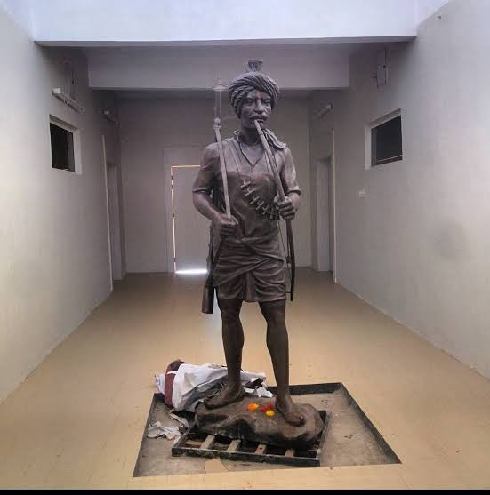 आजादी के संघर्ष में महत्वपूर्ण भूमिका निभाने वाले आदिवासी क्रांतिकारी वीर योद्धा #भीमा_नायक जी के बलिदान दिवस पर शत-शत नमन।

#BheemaNayak 
#आदिवासी #adivasibhil