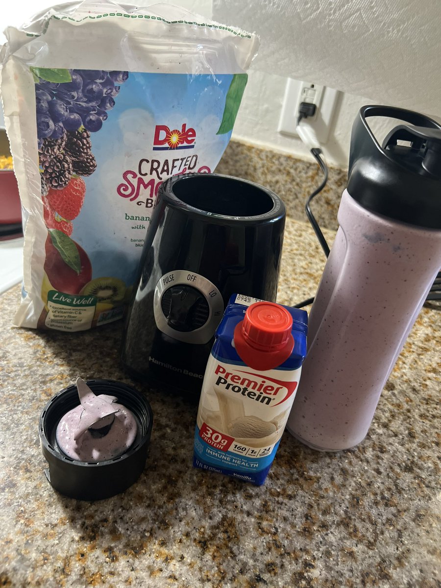 angelboog's tweet photo. Hitting the gym, eating healthy and getting some work in. She’s meeting her Christmas break goals. 💪🏼 https://t.co/TEaPF839PQ