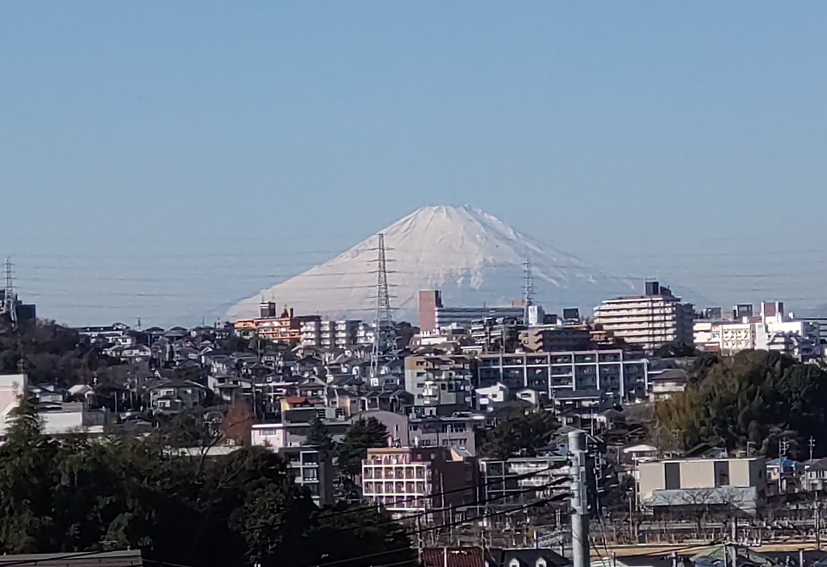 こんにT☺️
休みに突入し、早速子供たちを公園へ⛲
公園から見えた富士山が、雪化粧で存在感を示してました🗻

今日も、下がってる化学系も併せてコツコツ買い増し。
つみNIの増額分も購入され、無事満額積立完了。

いよいよ今年も残すところ、あと2日✌

良い午後を✨