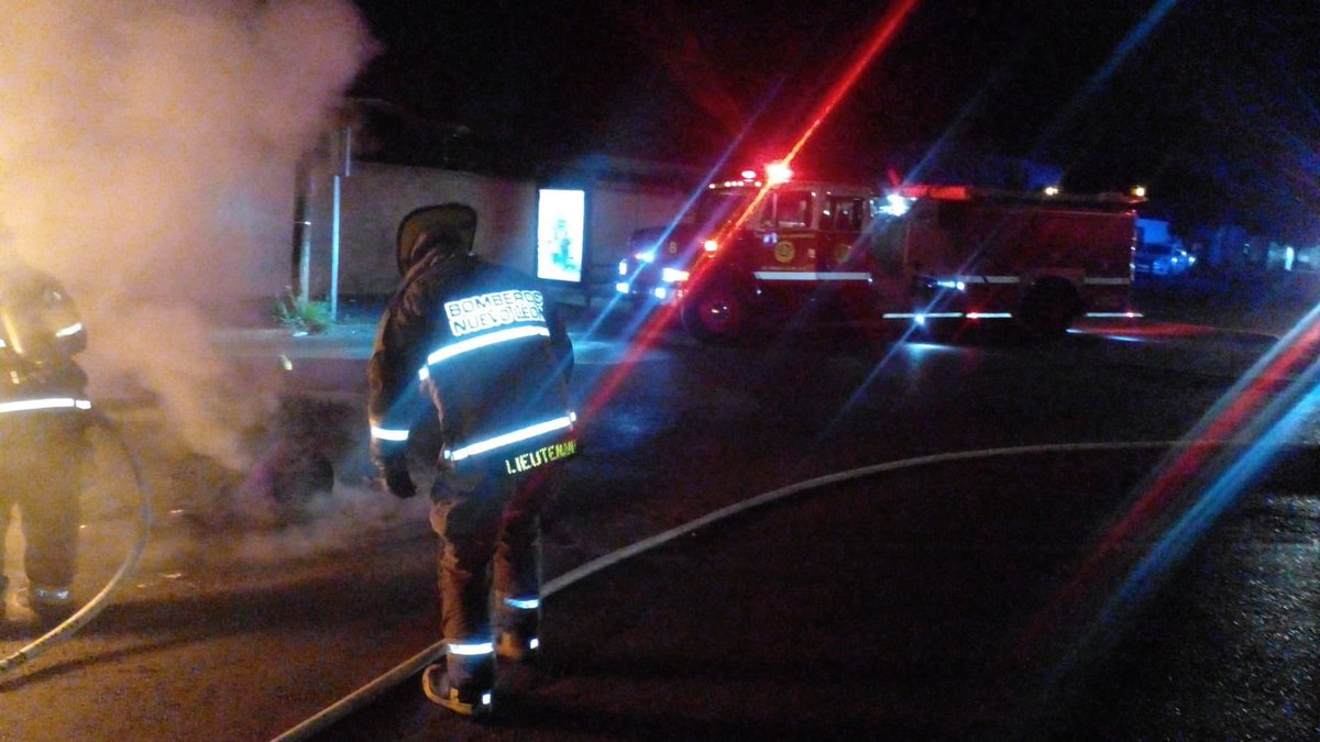 saz2000's tweet photo. Buenas noches, Bomberos NL estación 2 máquina 8 atiende reporte de incendio en vehículo en la colonia Roma #Monterrey #NL https://t.co/7raa7vkVCV