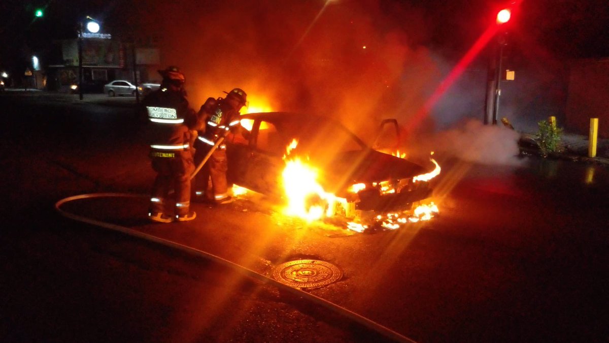 saz2000's tweet photo. Buenas noches, Bomberos NL estación 2 máquina 8 atiende reporte de incendio en vehículo en la colonia Roma #Monterrey #NL https://t.co/7raa7vkVCV