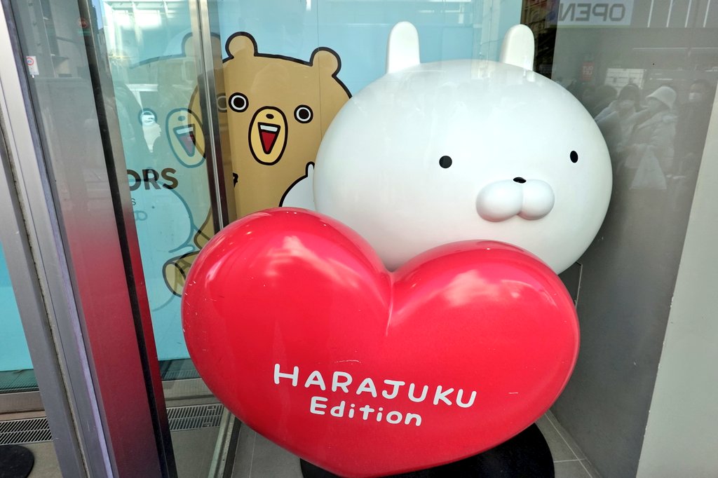 nyaomic's tweet photo. 原宿の #LINEFRIENDSSTORE に寄ろうと思ったけど過去に見たことないくらいの行列で諦め(´・∞・`) 神宮前交差点辺りまでの行列スゴイ💦 https://t.co/YSI6UEokgf