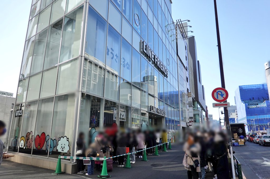 nyaomic's tweet photo. 原宿の #LINEFRIENDSSTORE に寄ろうと思ったけど過去に見たことないくらいの行列で諦め(´・∞・`) 神宮前交差点辺りまでの行列スゴイ💦 https://t.co/YSI6UEokgf