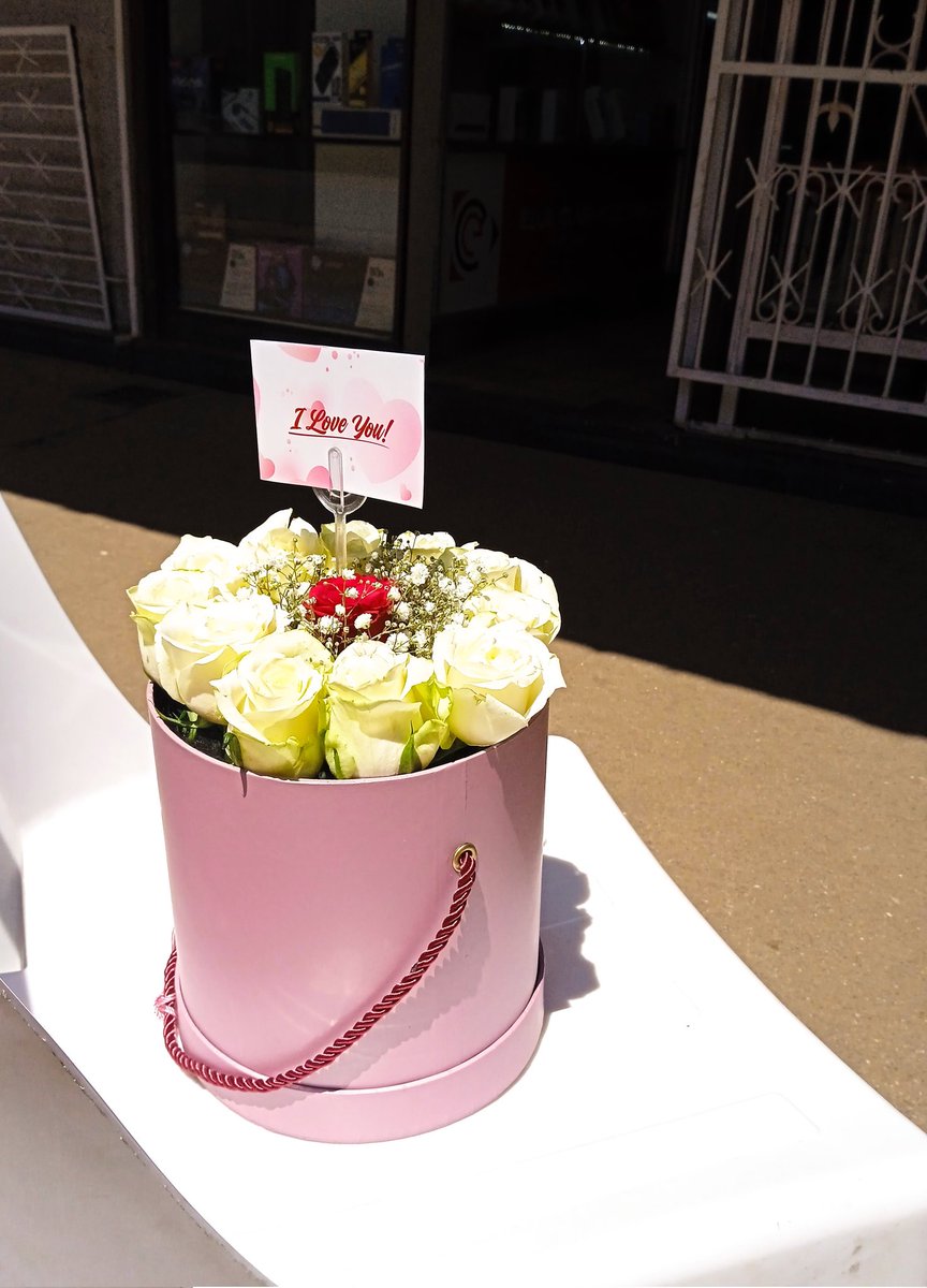 The brief was eleven white roses and one red roses ! I think we made it work, what to you think ? ❤️💐
#LeeFlorist