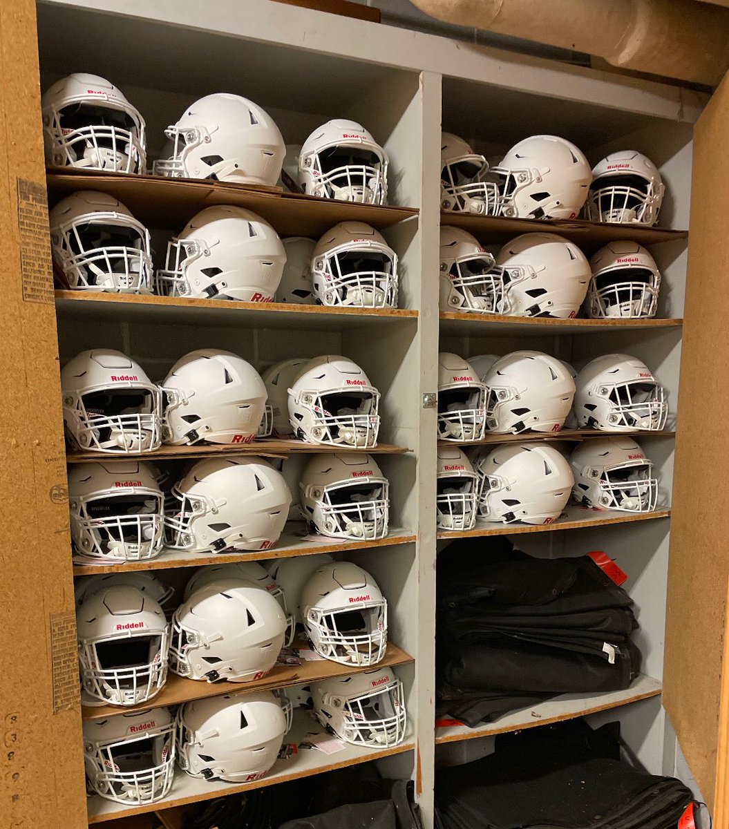 CoachWudtee's tweet photo. Helmets Have Arrived! 👀
#MatteWhiteFlex 

#NowWeGo
#CTheOpportunity
@Gents_Football https://t.co/UgA1rfkFIC