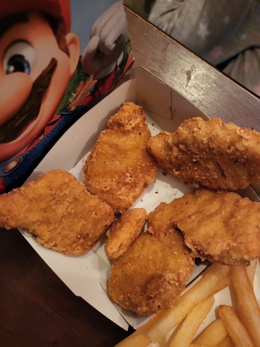 MahDoobin's tweet photo. @McDonalds time for yearly training on what a chicken nugget is. 6 piece. https://t.co/52kIgCveWu