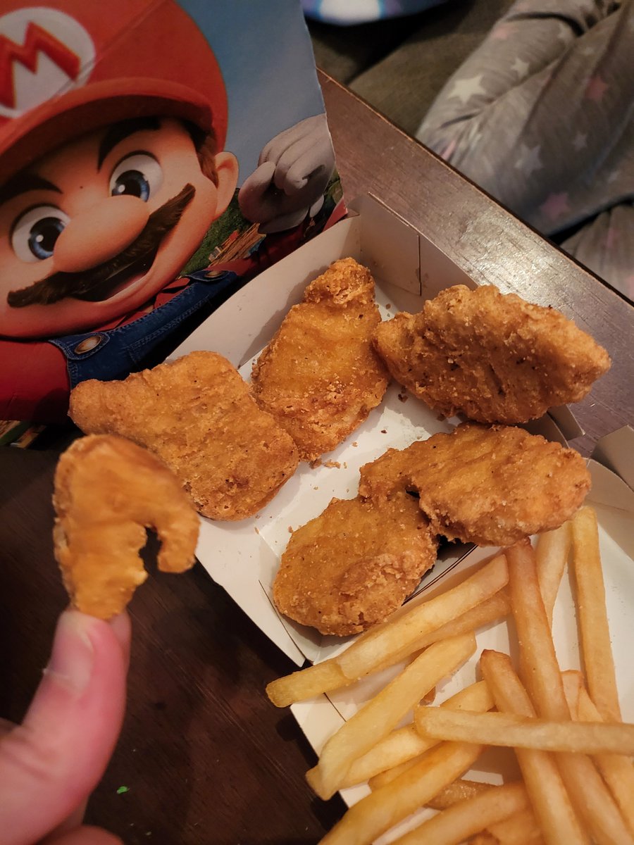 MahDoobin's tweet photo. @McDonalds time for yearly training on what a chicken nugget is. 6 piece. https://t.co/52kIgCveWu