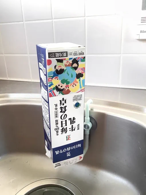 【カインズ】買って大正解だわ!なんでも置けちゃう「天才フック」料理がめっちゃ快適になった!カインズで見つけた「シンクマルチフック」が優秀!まな板や鍋のフタなどのちょい置きにめっちゃ便利なの…。牛乳パックの水切りをしたり、歯磨きコップをかけたりもできるよ 