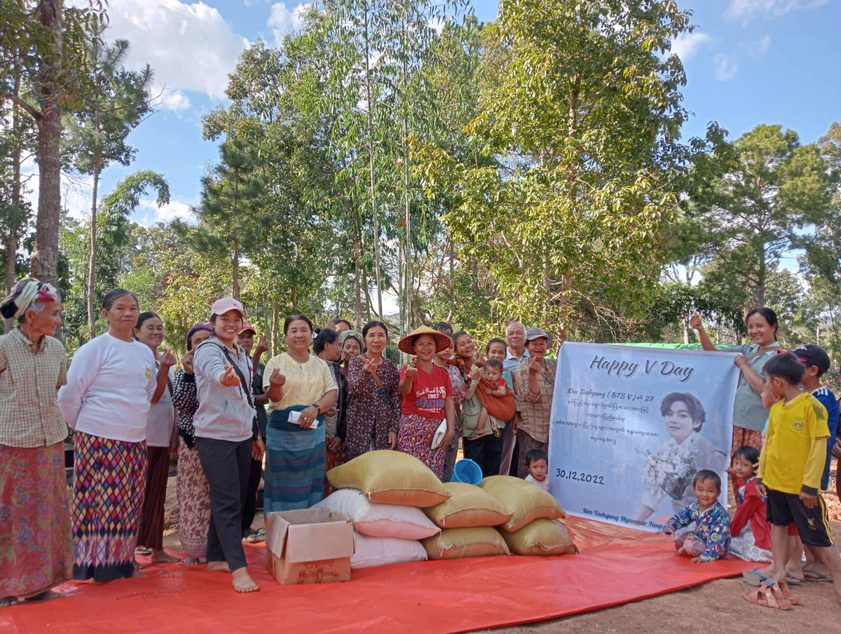 BTSV_Myanmar's tweet photo. Kim Taehyung 's 28th Birthday Donation project part 2 🎂🐯

We have been donated 29 bags of rice,three packages of oil  to the refugees who fled the war in Kayah State and Kayin State , Myanmar And other snacks  to the children . And then singing together  birthday song and ate + https://t.co/Ef2D8xIqVz
