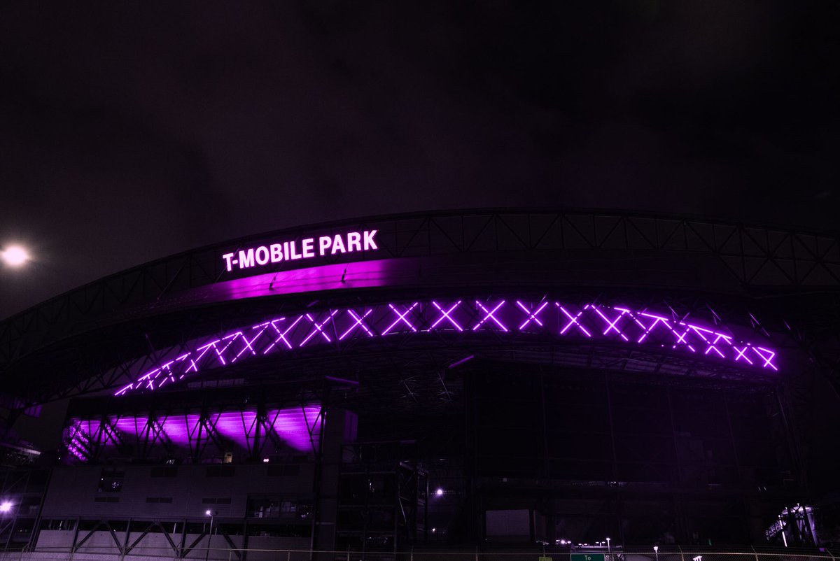 UWAthletics's tweet photo. 🌆🏟️🎡 Seattle showing support for @UW_Football on Alamo Bowl Eve! 💜☔️

#GoHuskies x #PurpleReign https://t.co/tjsBJBmWgf