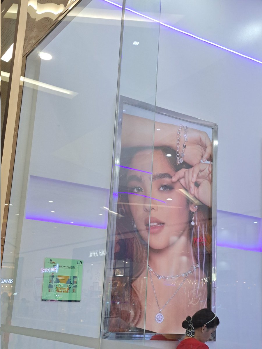 amaraasfangirl's tweet photo. Annyeong Marecakes  ❤️
--
@unisilverjwelry on SM Mall of Asia + katabi niya yung Lyric naalala ko tuloy Lyric and Beat ni blythe, cutie! ♡

#AndreaBrillantes | #CEOBlythe https://t.co/i4tB4D2MXg