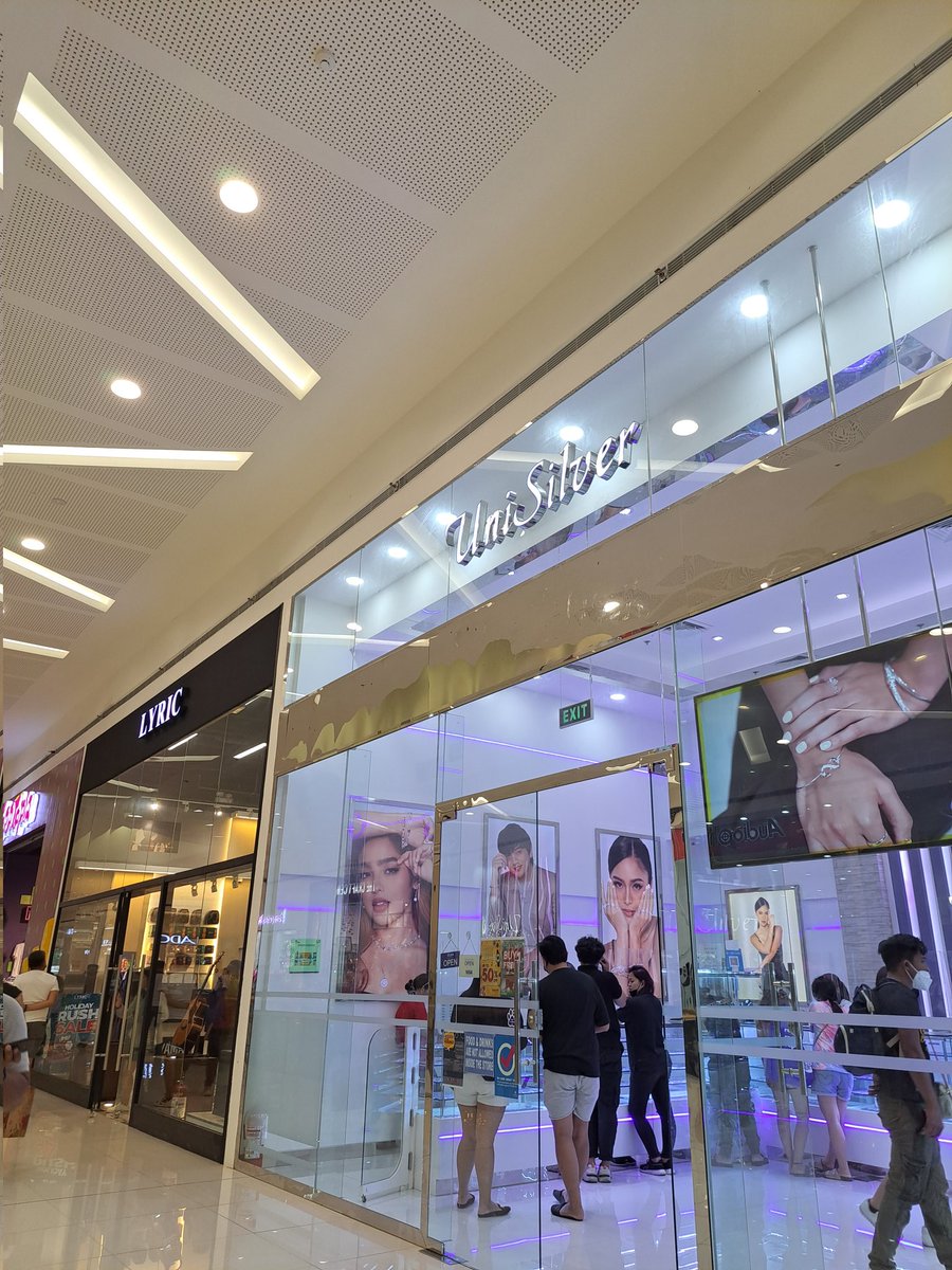 amaraasfangirl's tweet photo. Annyeong Marecakes  ❤️
--
@unisilverjwelry on SM Mall of Asia + katabi niya yung Lyric naalala ko tuloy Lyric and Beat ni blythe, cutie! ♡

#AndreaBrillantes | #CEOBlythe https://t.co/i4tB4D2MXg