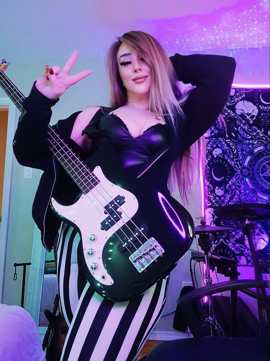 I'm saving up for a new bass guitar so my page is $5 this week! 🤘🥰

🖤 onlyfans.com/lichlings 🖤