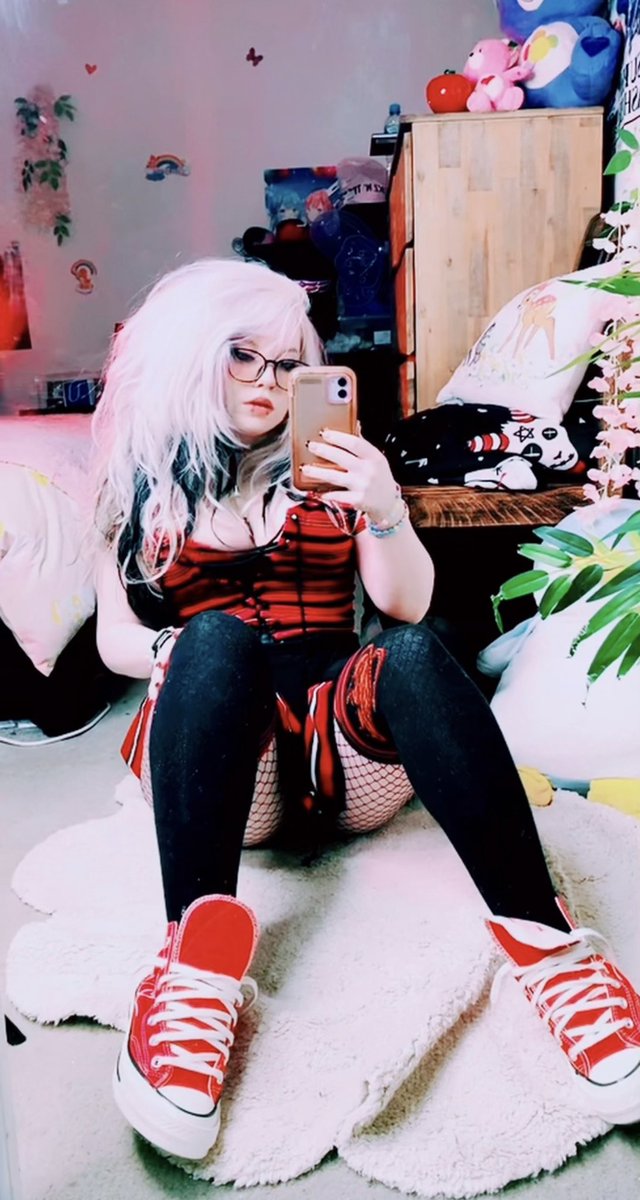 Brutalbeautyy on Twitter: "Tie my shoes daddy 🥺👉👈"