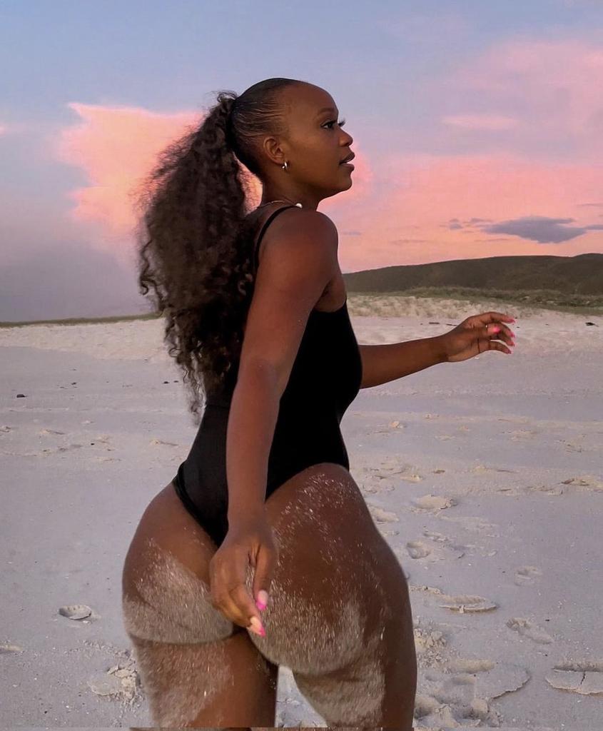 pretty_airnb's tweet photo. PS5: smash or pass? 🍑🤗 https://t.co/mVJ79jNlnf