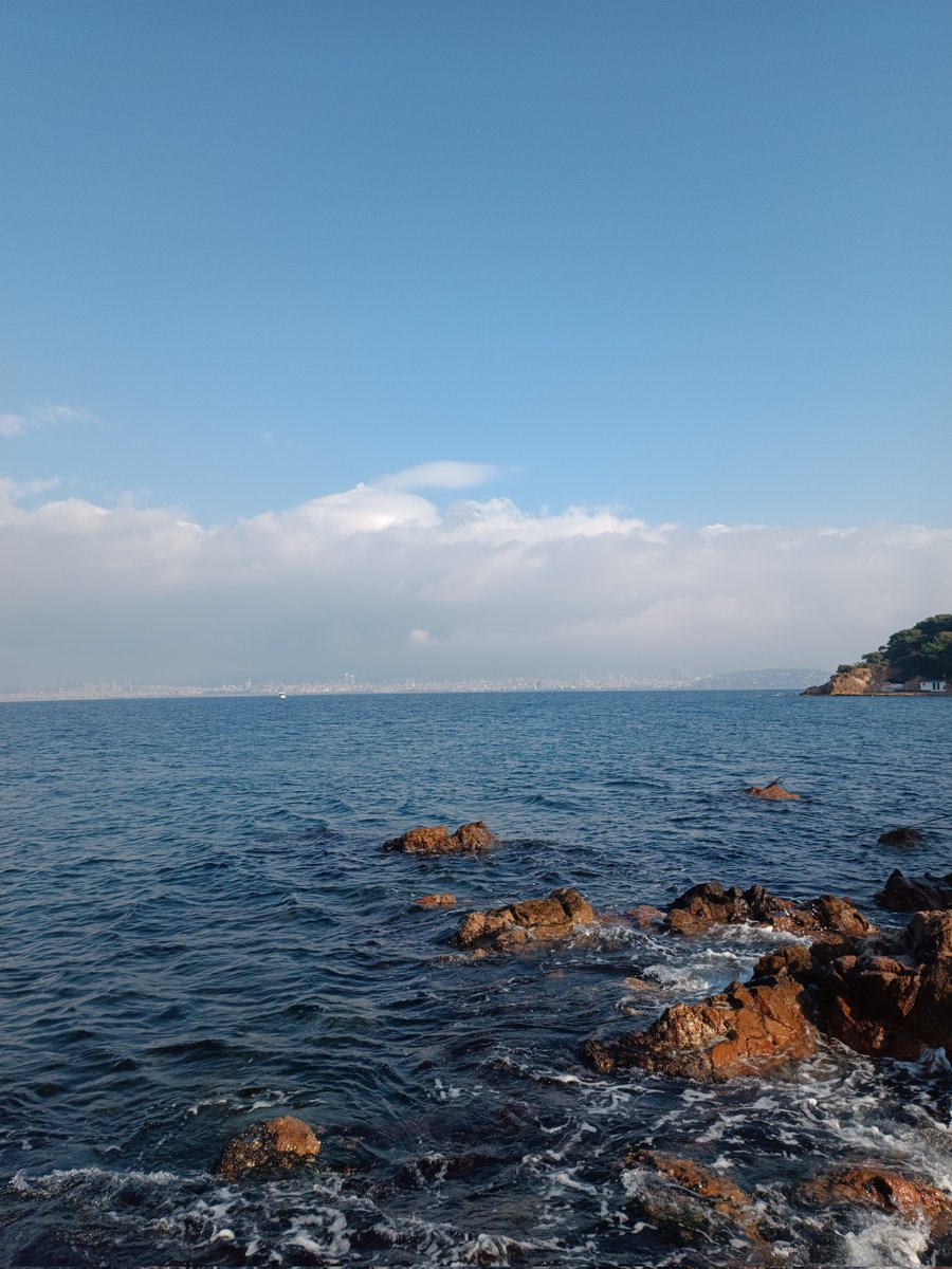 Günaydınlar efendim, ☀️🌊
Sabahımız hayırlı olsun. 🌹
📍 Heybeliada sahili