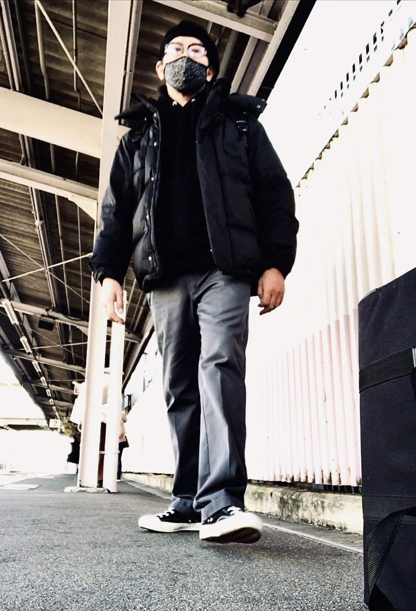 murakamism's tweet photo. 今年最後の演奏は電車移動。
持ち物はカホンとスプラッシュだけ。普段の車移動とは違いどのくらい着こんだら良いのかがわからず…とりあえずマスクだけ派手にしてみました😂
#tycoonpercussion #tycooncajon #cajon #percussionist #dickies874 #workpants #uniqlo #jillsander #moonstar #gymclassic https://t.co/GjUtMPOipi