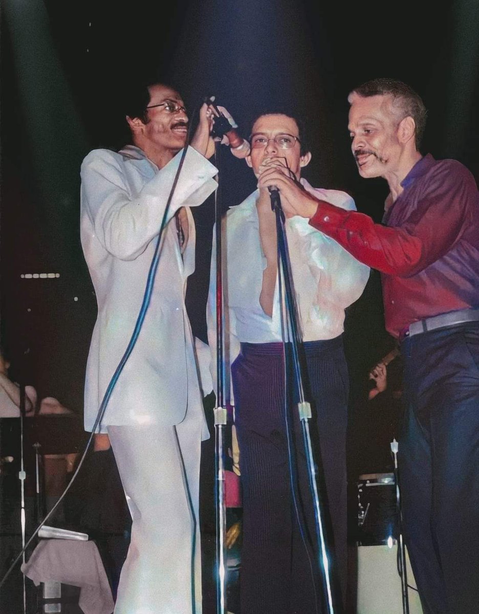SalsaChevere_'s tweet photo. El 28 de diciembre de 1981 ocurrió uno de los hechos más increíbles de la historia de la salsa: Ismael Rivera, Héctor Lavoe y Piper Pimienta se juntaron en la tarima del Coliseo El Pueblo en Cali, en el marco de la celebración de La Feria. 
[Fotógrafo: Carlos Molina https://t.co/lPW73R6Guu