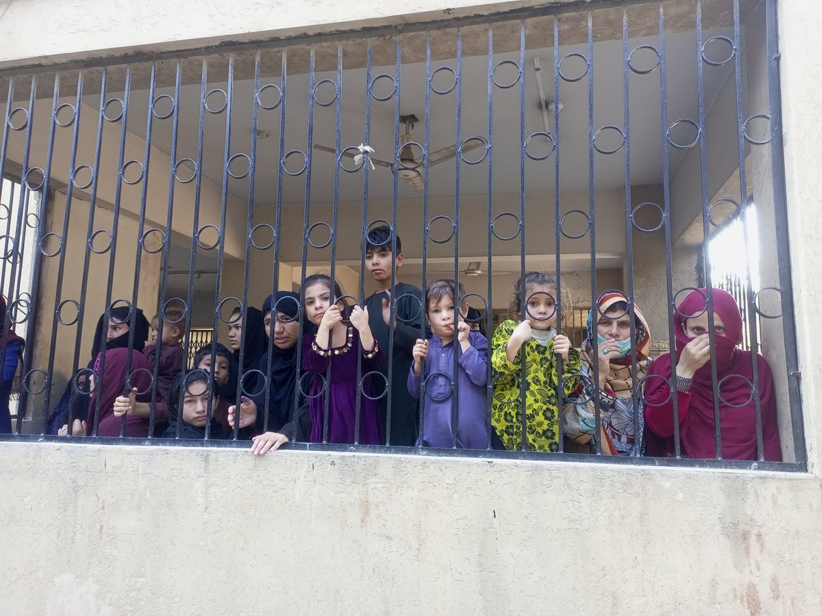 At least 139 afghan refugees women hv been imprisoned in the Central Jail of Karachi who have been waiting for their deportation orders since last 2 months.Some of the women R pregnant, they need proper medical treatment and a good environment. @BBhuttoZardari @hrw @UN_HRC @UN