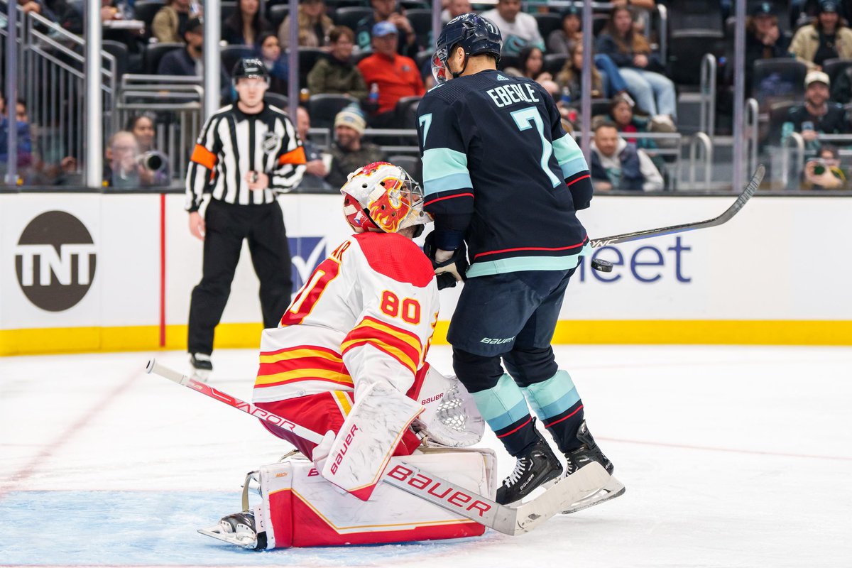 CirclingSports's tweet photo. Kind of a different one here, as Jordan Eberle gets hit with a puck that was a shot from his teammate.
Photo by @_LivLyons
#SeaKrake #SeattleKraken #Flames #CGYvsSEA #NHL #TheNextWave #FearTheDeep #KrakenHockey #CalgaryFlames https://t.co/oOEyqEM3a4