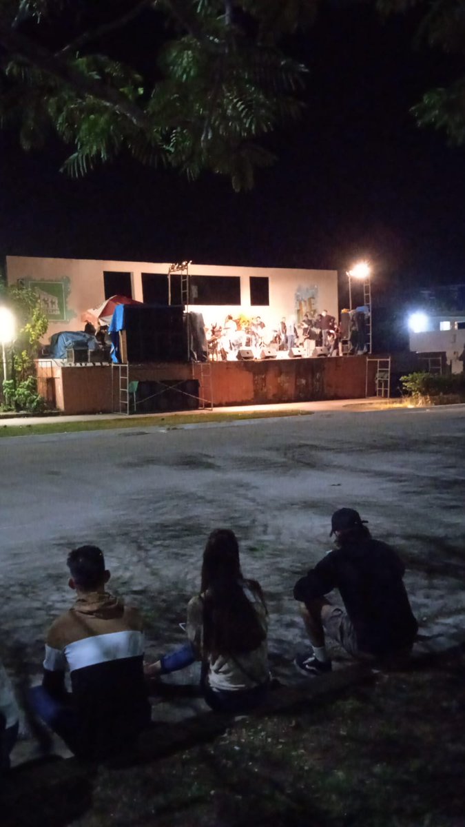 VoltusIV's tweet photo. Traen a @Israel_BuenaFe para calmar al pueblo da Santa Clara luego de las muestras de máxima miseria que se vive en cuba y cuál es el resultado ? Nadie, a nadie le importa estos comunistas, al no poder poner a estudiantes y policías el resultado es catastrófico pan y circo https://t.co/WOZnCc8kIc
