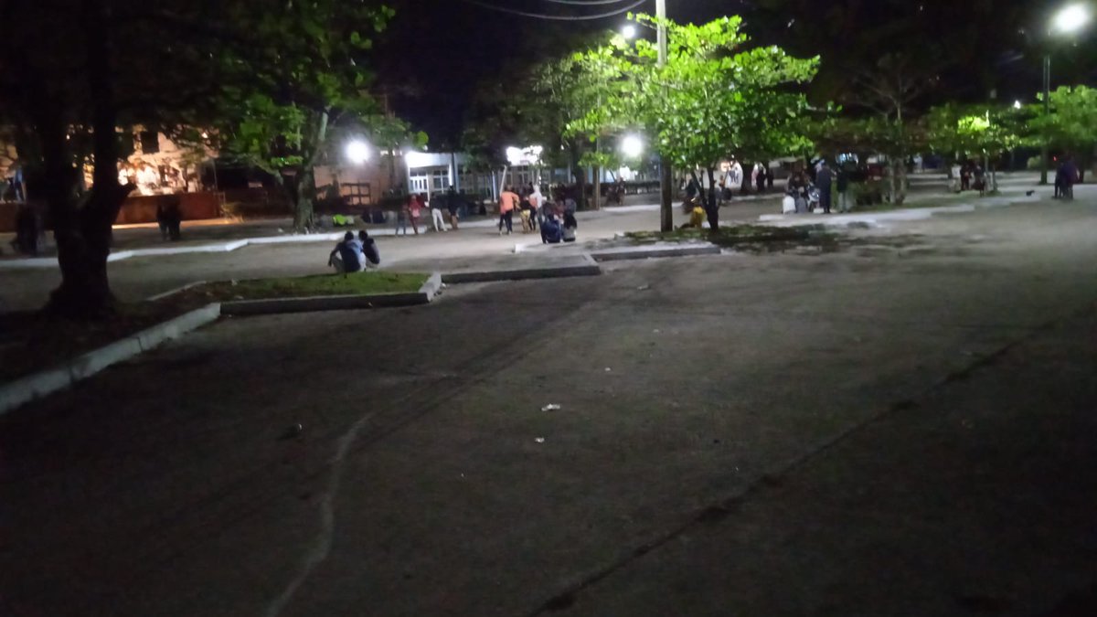 VoltusIV's tweet photo. Traen a @Israel_BuenaFe para calmar al pueblo da Santa Clara luego de las muestras de máxima miseria que se vive en cuba y cuál es el resultado ? Nadie, a nadie le importa estos comunistas, al no poder poner a estudiantes y policías el resultado es catastrófico pan y circo https://t.co/WOZnCc8kIc