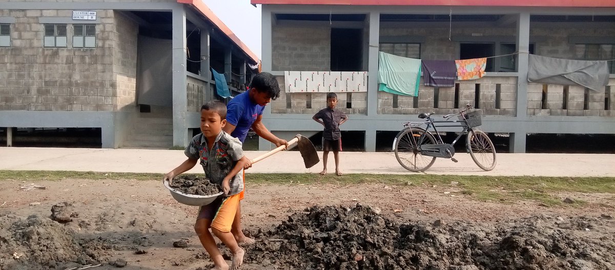 Mijanur32462757's tweet photo. Rohingya Refugee Daily life of Bashan char #Childlabour #Streetphoto #photography #Bashanchar #Bangladesh #Refugee https://t.co/6gfEdAA6AC