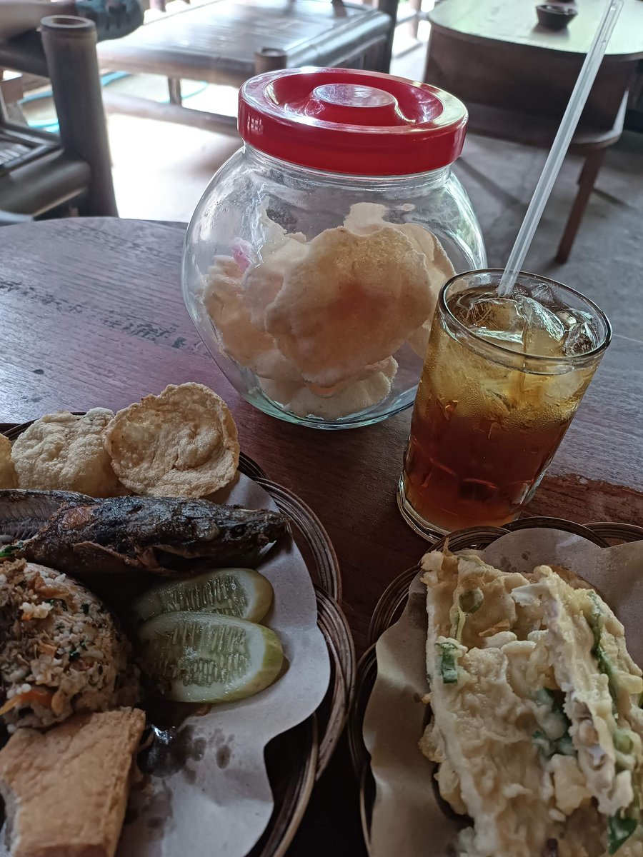 jacintha_box's tweet photo. Nikmaaat... Kolaborasi yg pas antara Nasi Megono Lele, tempe mendoan dan kerupuk singkong. Ya stlh 5 hr kt balik sini lagi @kandangpurnamajaya Borobudur. Asli kangen mbopong si blacky
#Sarapร nApa @arieparikesit
#KulinerMagelang
#SusuKambing
#LifeInMagelang
#NasiMegono https://t.co/lReIwqUunO