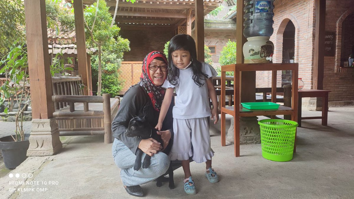 jacintha_box's tweet photo. Nikmaaat... Kolaborasi yg pas antara Nasi Megono Lele, tempe mendoan dan kerupuk singkong. Ya stlh 5 hr kt balik sini lagi @kandangpurnamajaya Borobudur. Asli kangen mbopong si blacky
#Sarapร nApa @arieparikesit
#KulinerMagelang
#SusuKambing
#LifeInMagelang
#NasiMegono https://t.co/lReIwqUunO