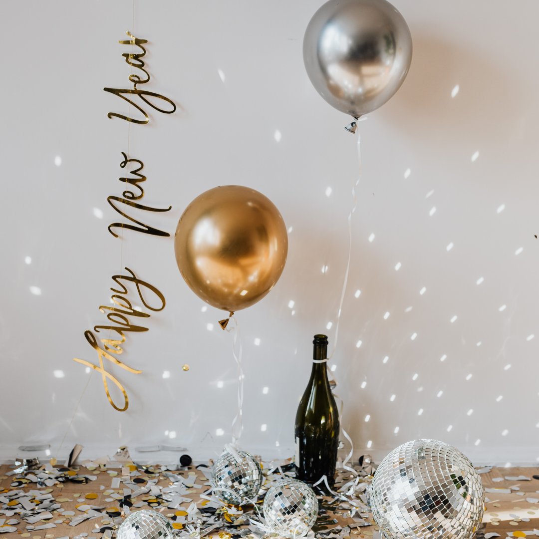 We hope your NYE is filled with friends, fun &amp; champagne! 🥂✨