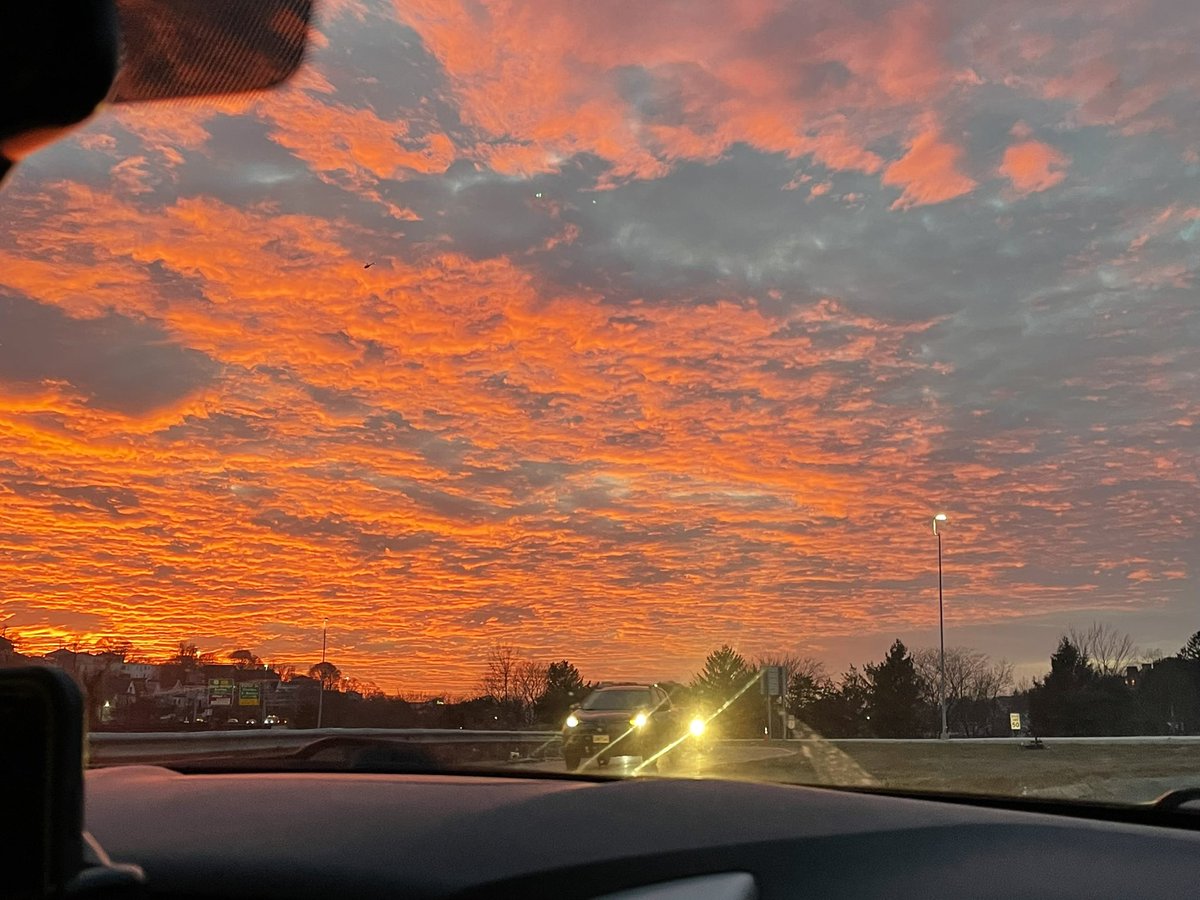 igbowifemeka's tweet photo. Only in Boston you see this beautiful skies #Boston https://t.co/rC0O0MRr9S