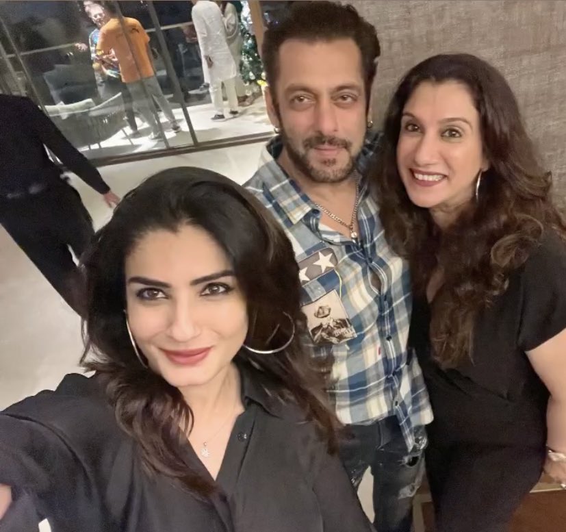 AhirimSensin06's tweet photo. #SalmanKhan with #RaveenaTandon and Preoducer #Afeefa last night. 💙🤎 https://t.co/WFtZOxLZM5