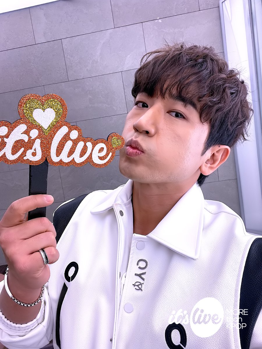 itsLIVEofficial's tweet photo. #신화WDJ의 #잇츠라이브 가 잠시 후 5시에 시작됩니다!📸
유튜브 it's Live 채널에서 최초공개로 만나보세요!
‘#Tomorrow &amp; #Flash’ 밴드 라이브 보면서 실시간 채팅 같이 달려요🧡
 
#SHINHWA_WDJ - Tomorrow &amp; Flash (Band Ver.)
Premieres on Youtube 'it's Live' Channel at 5PM KST TODAY! https://t.co/DDygPGeF9K