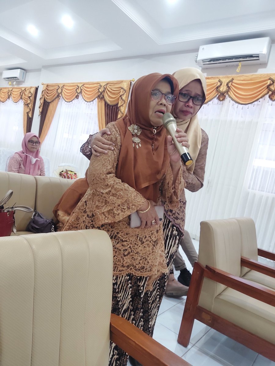 malisfuraida's tweet photo. Selamat untuk Mbak Doktor Ulva, dosen STAI Al-Muhammad Cepu, semoga ilmunya barokah. Amin.. https://t.co/0GouqaKOZ9